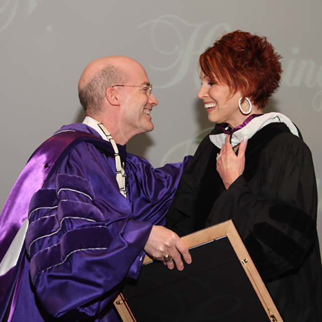 Sandra Brown receiving an honor from Victor Boschini, Jr.