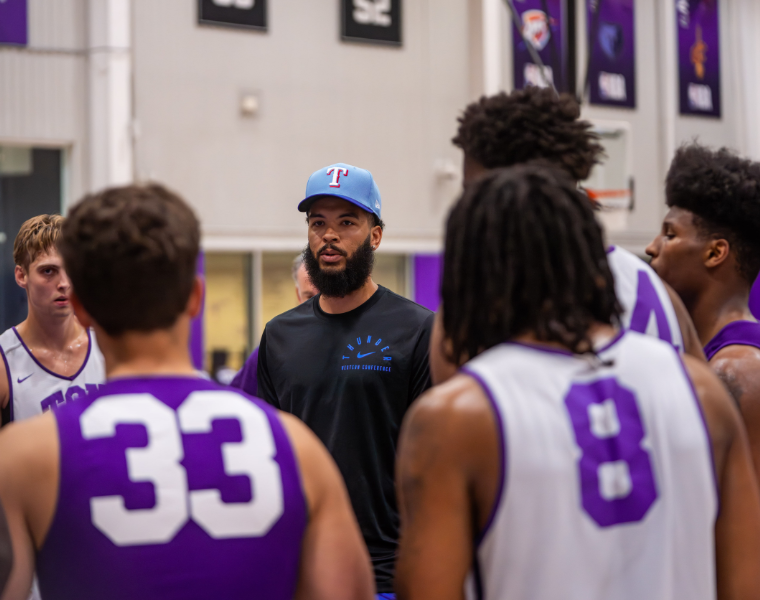 Kenrich Williams talking to the current TCU basketball team.
