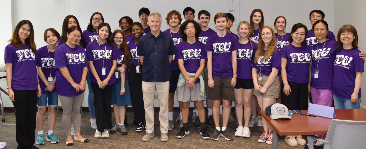 STARTALK students and staff take a group picture together.