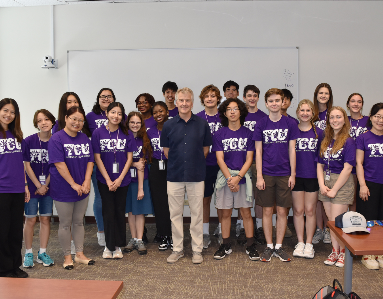 STARTALK students and staff take a group picture together.